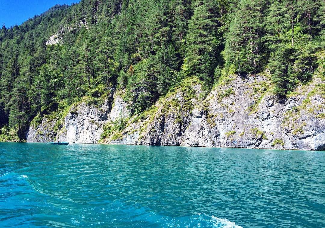 Glasklares Wasser erwartet euch beim Weissensee (c) Marie Amenitsch | 1000things Ruheoasen in Oesterreich