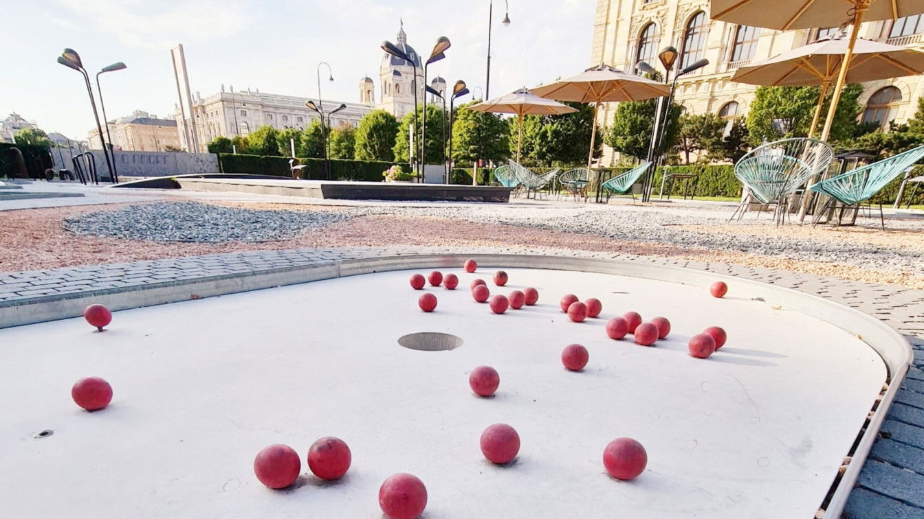 Auch vor dem MuseumsQuartier gibt's einen tollen Minigolfplatz. (c) MQAmore Beitragsbild
