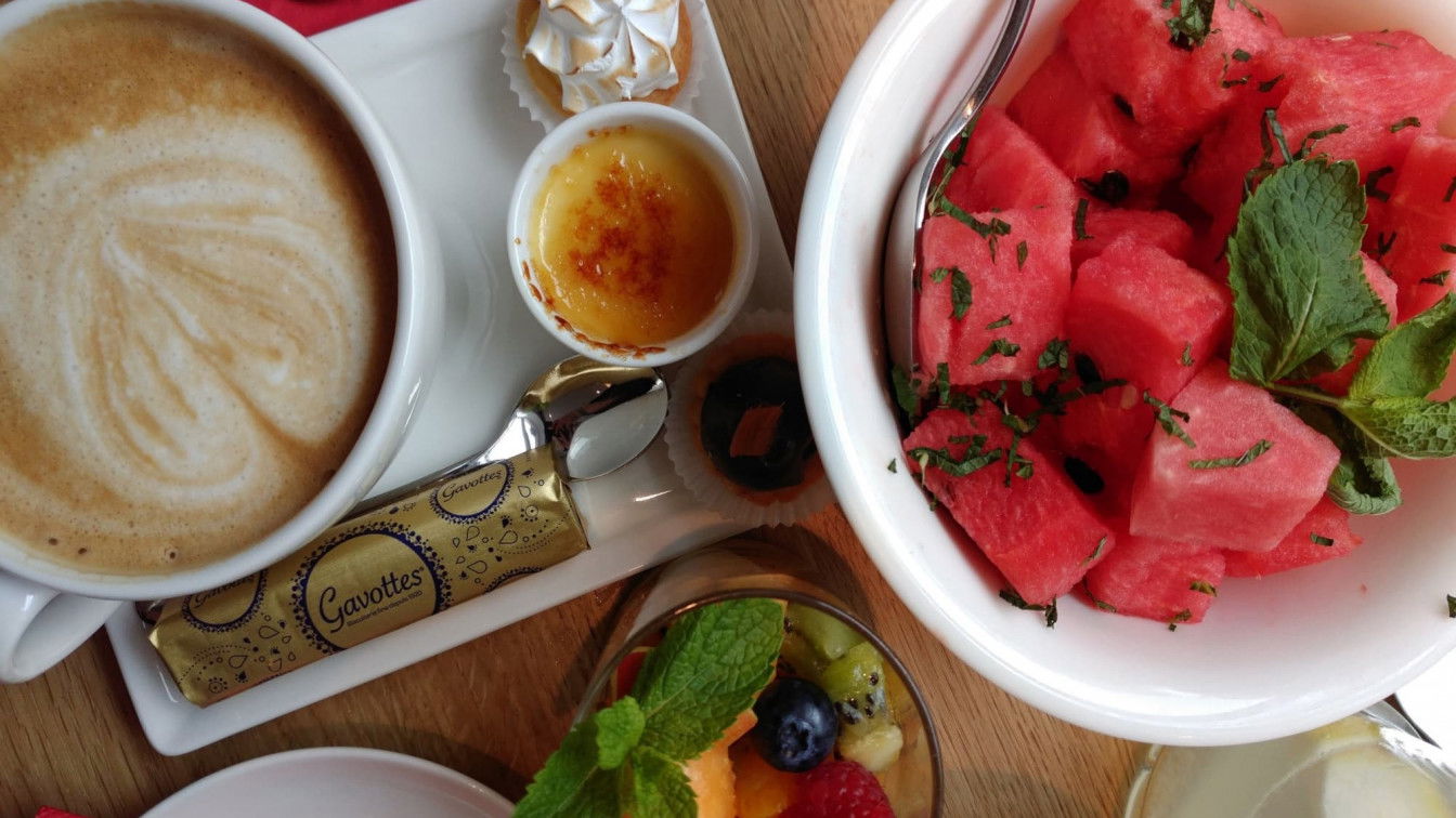 (c) Luisa Lutter Kaffee trinken und Obst