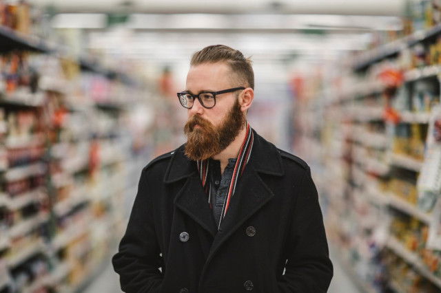 Hipster im Supermarkt