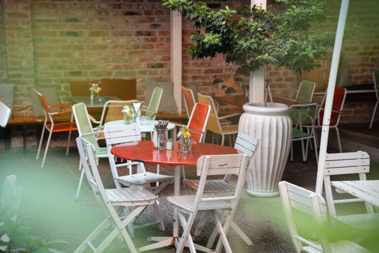 Gastgarten im Augustin mit Stühlen und Tischen in Wien, 1150