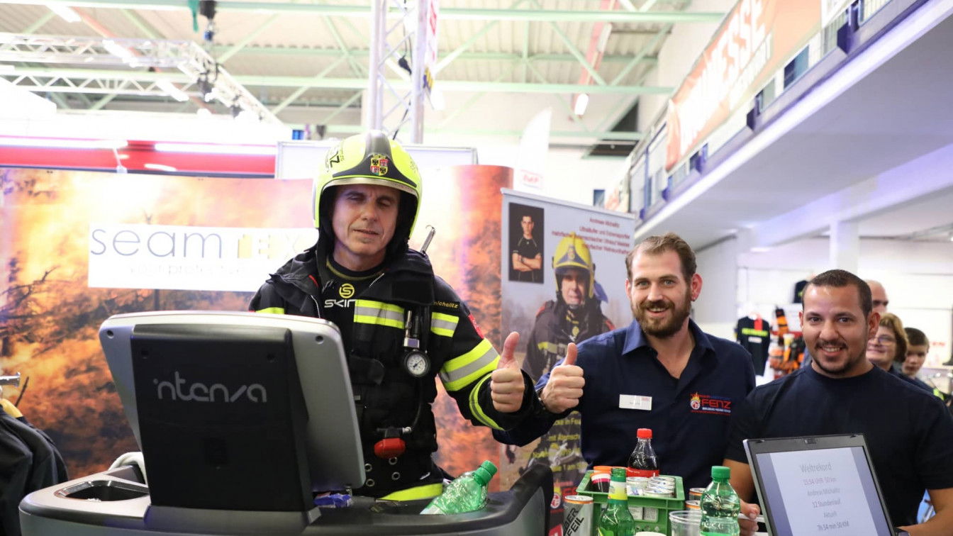 (c) Presseteam d. FF Wr. Neustadt Feuerwehrmann Weltrekord