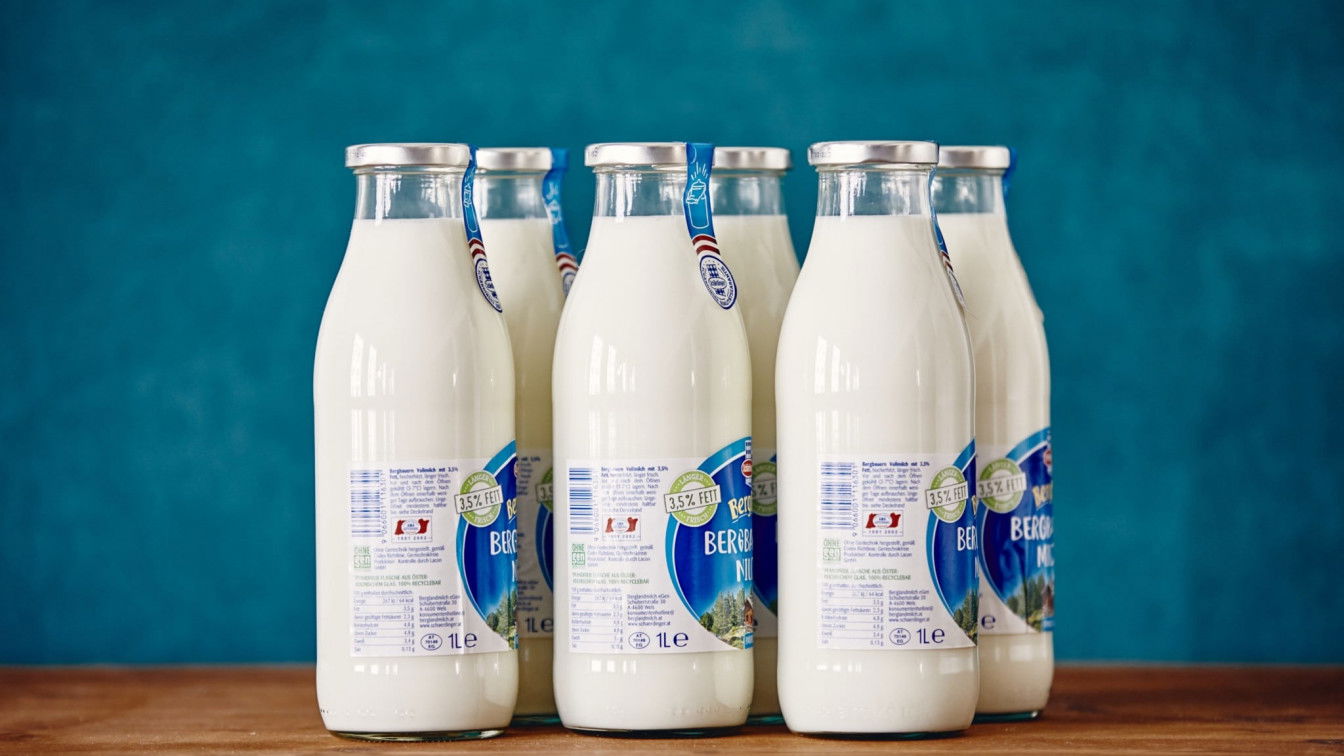 c) Mitja Kobal - Greenpeace/Berglandmilch Mehrweg-Glasflasche Berglandmilch