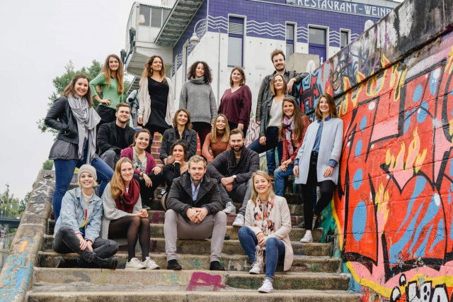 1000things Team