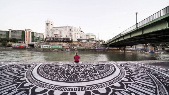 Blick auf die Urania über den Donaukanal
