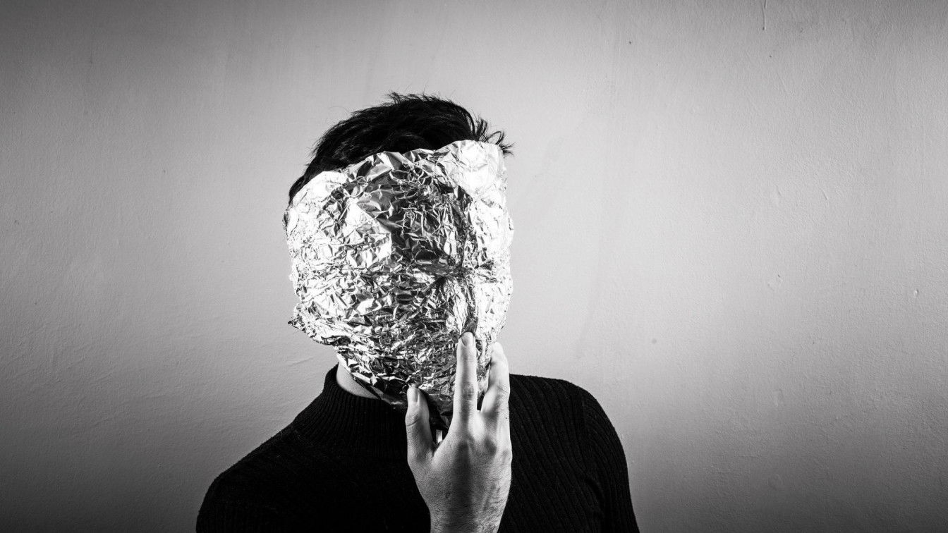 (c) Pixabay
https://pixabay.com/de/photos/anonym-aluminium-folie-maske-438427/ Verschwörungstheorien