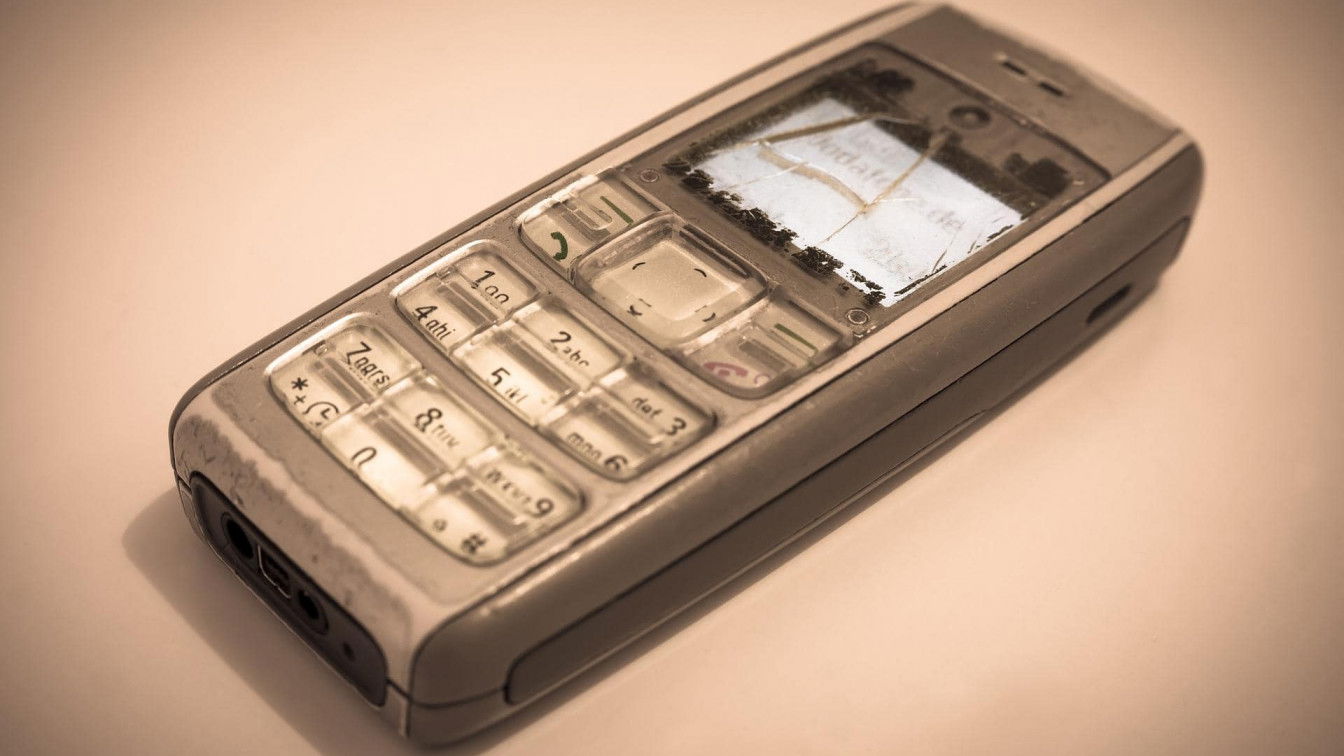 https://pixabay.com/de/photos/handy-telefon-alt-retro-mobil-1093358/ Handy Nullerjahre