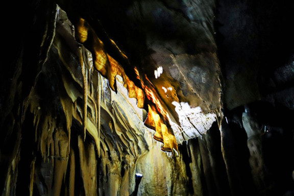 Kalkvorhänge in der Tropfsteinhöhle Katerloch
