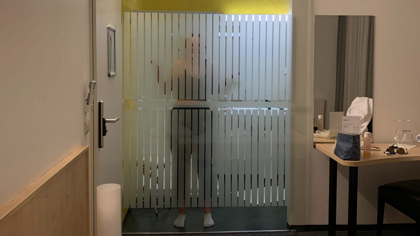 (c) Lisa Oberndorfer | 1000things Badezimmer verglast Hotel