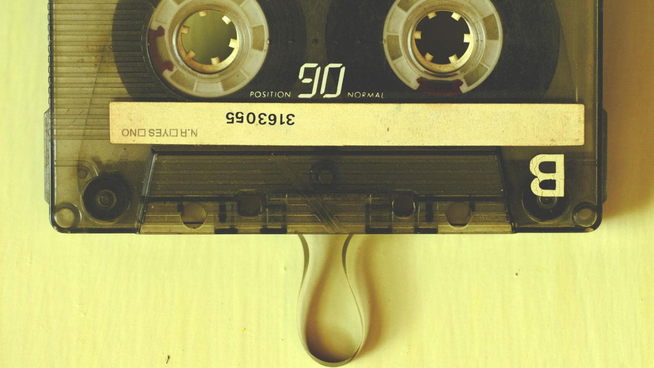 https://pixabay.com/de/photos/band-kassette-musik-audio-aufnahme-4457594/ 90er Geräusche