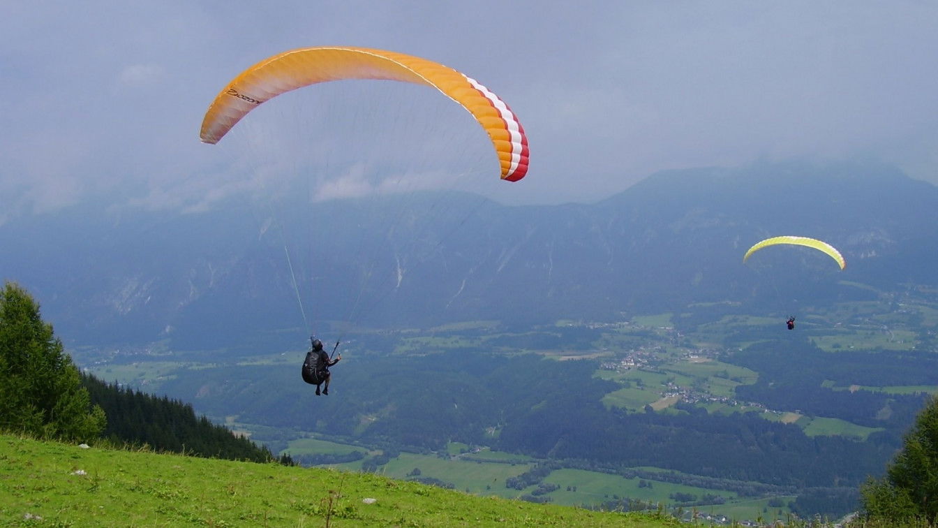 (c) https://pixabay.com/de/photos/paragleiter-k%C3%A4rnten-wiese-start-225622/ Abenteuerliche Ausflugsziele Kärnten