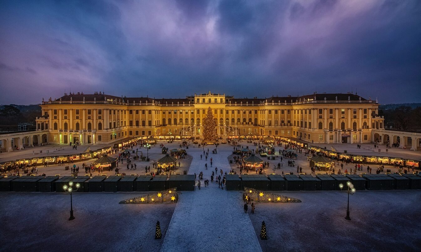 Open-Air Events im Herbst in Wien: Ansicht vom Weihnachtsmarkt im Schloss Schönbrunn, 1130