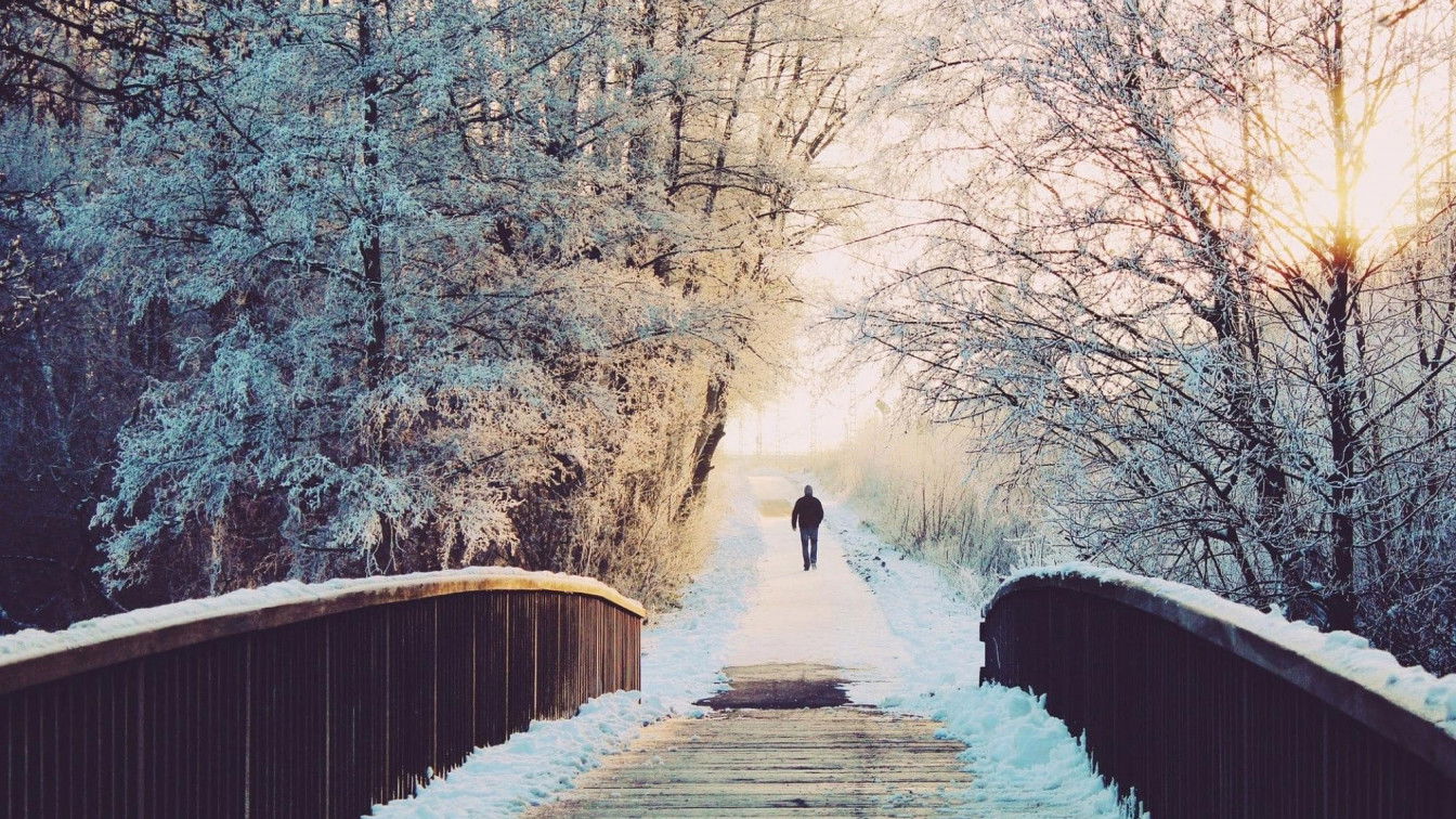 https://pixabay.com/de/photos/mann-br%C3%BCcke-einsam-spazieren-1156619/ Spaziergang