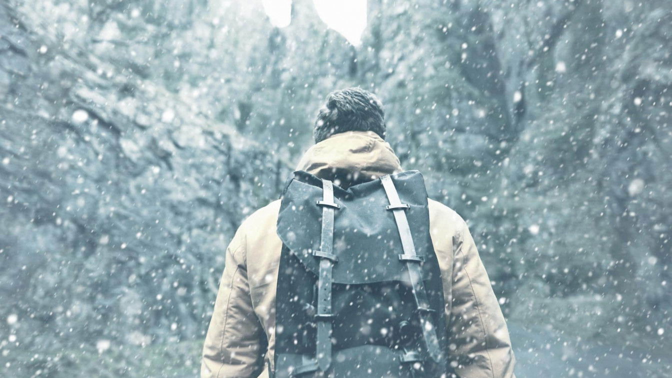 https://pixabay.com/de/photos/mann-jacke-rucksack-winter-schnee-3065475/ Spazierengehen