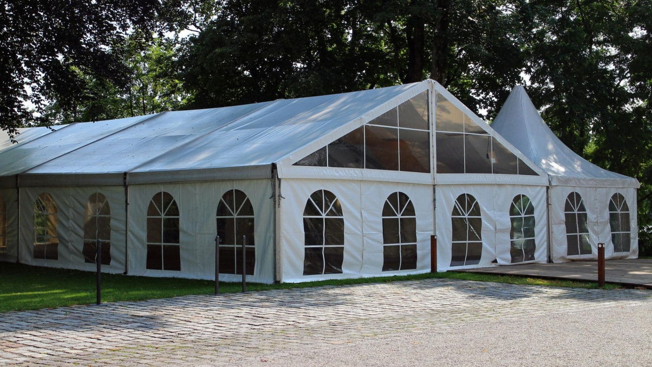 https://pixabay.com/de/photos/festzelt-bierzelt-veranstaltungszelt-419284/ In Niederösterreich aufgewachsen