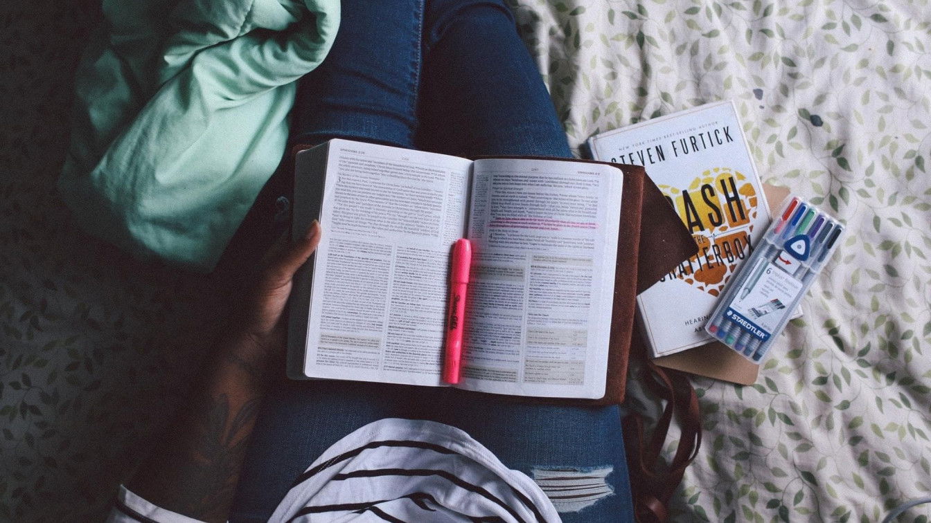 https://pixabay.com/de/photos/person-lesung-studieren-in-bett-984236/ Studierende Corona