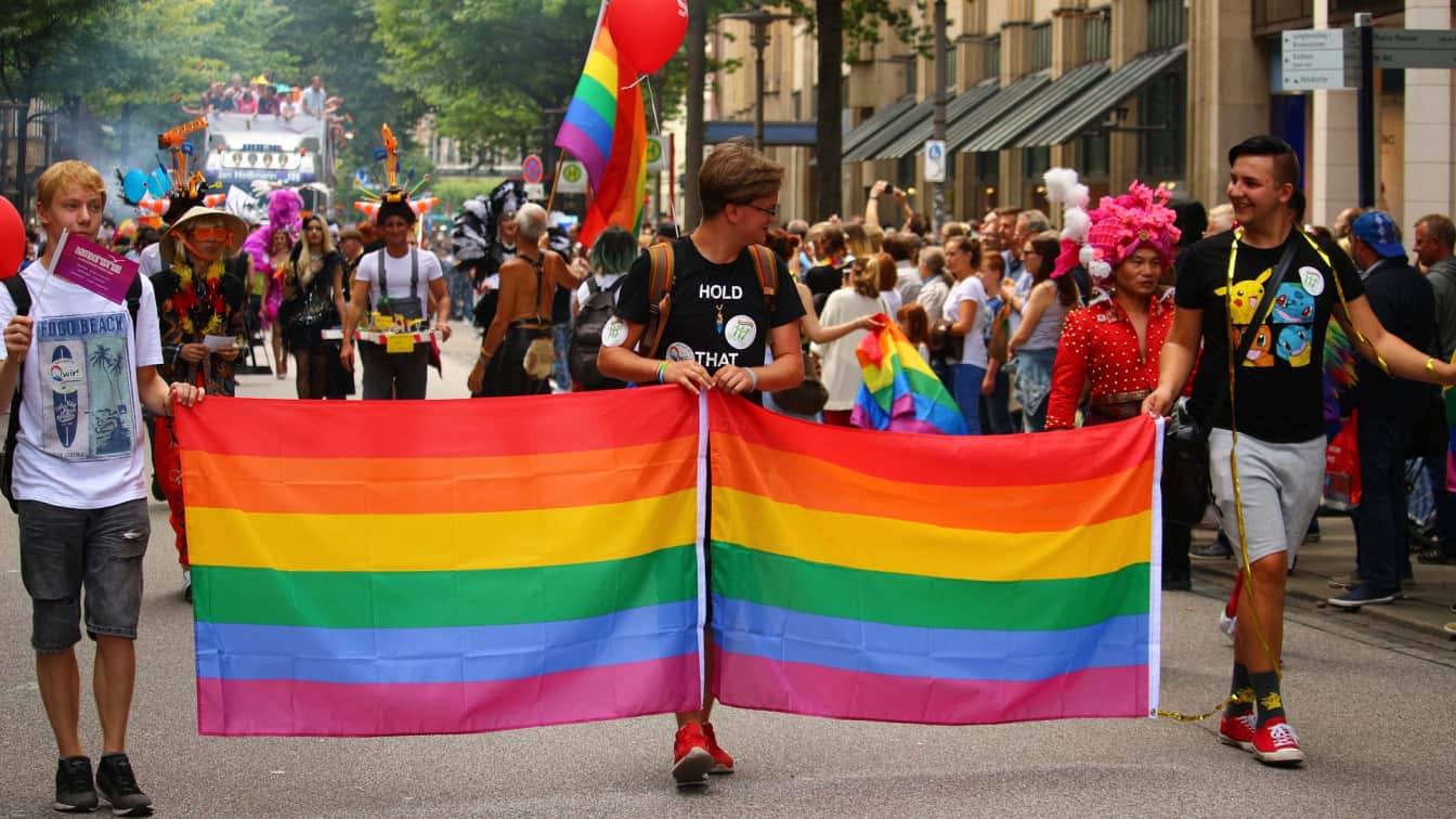 (c) https://pixabay.com/de/photos/csd-parade-demo-regenbogen-2735009/ Pride Vorarlberg