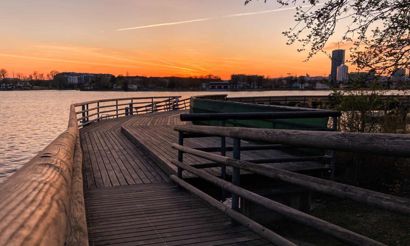 Ein Bild vom Steg der alten Donau im 22. Bezirk von Wien, der Donaustadt