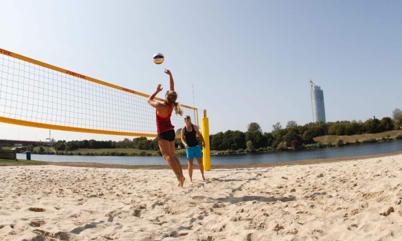 Der kostenlose Beachvolleyball-Platz beim Familienbadestrand an der Neuen Donau in Wien, 1210