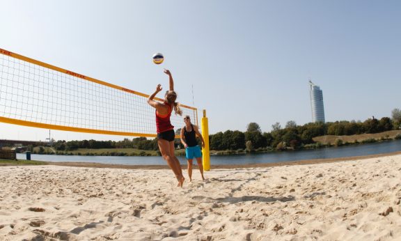 Der Beachvolleyball-Platz beim Familienbadestrand an der Neuen Donau (c) MA45 | Franz Kalab