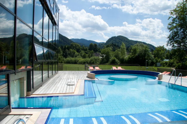 Erlebnisbad mit Freibad und Blick ins Grüne