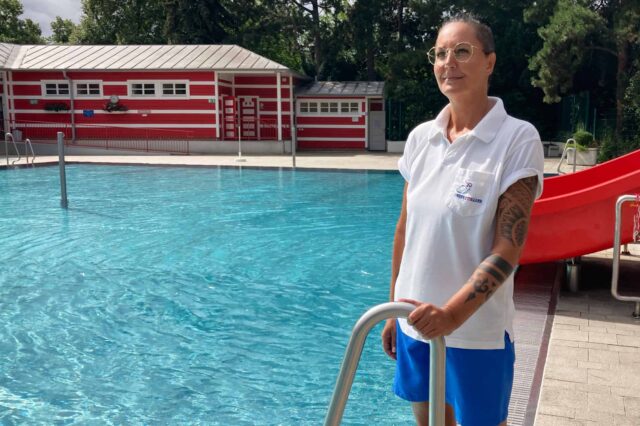 Badewärterin Birgit Fecht im Familienbad Herderpark in Wien-Simmering (c) Alissa Hacker | 1000things