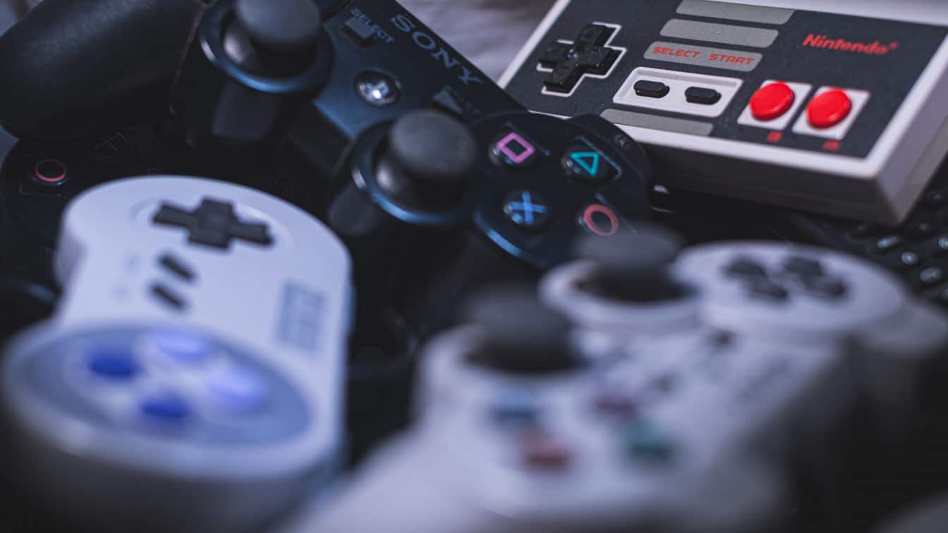 Euren liebsten Spieleklassiker aus der Kindheit könnt ihr jetzt auch auf dem Handy spielen. (c) Unsplash | Enrique Guzmán Eras