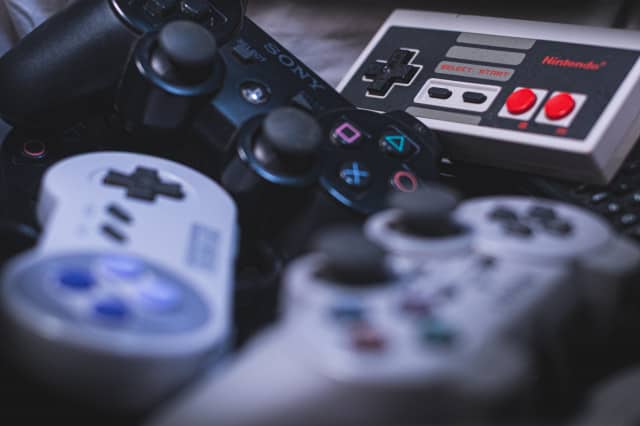 Euren liebsten Spieleklassiker aus der Kindheit könnt ihr jetzt auch auf dem Handy spielen. (c) Unsplash | Enrique Guzmán Eras