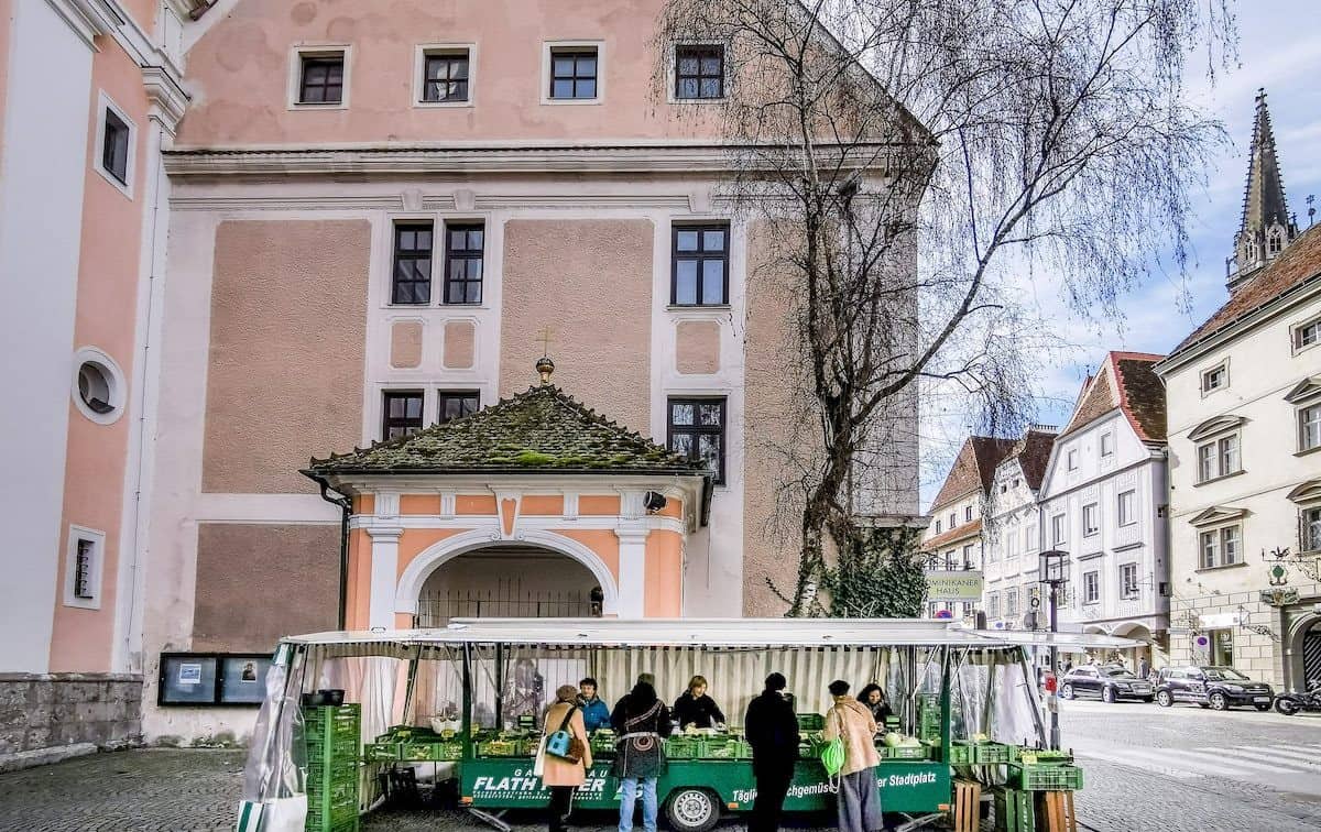Gemüsestand Flath vor der Marienkirche beim Wochenmarkt in Steyr (c) Hannes Ecker Gemüsestand Flath vor der Marienkirche beim Wochenmarkt in Steyr (c) Hannes Ecker