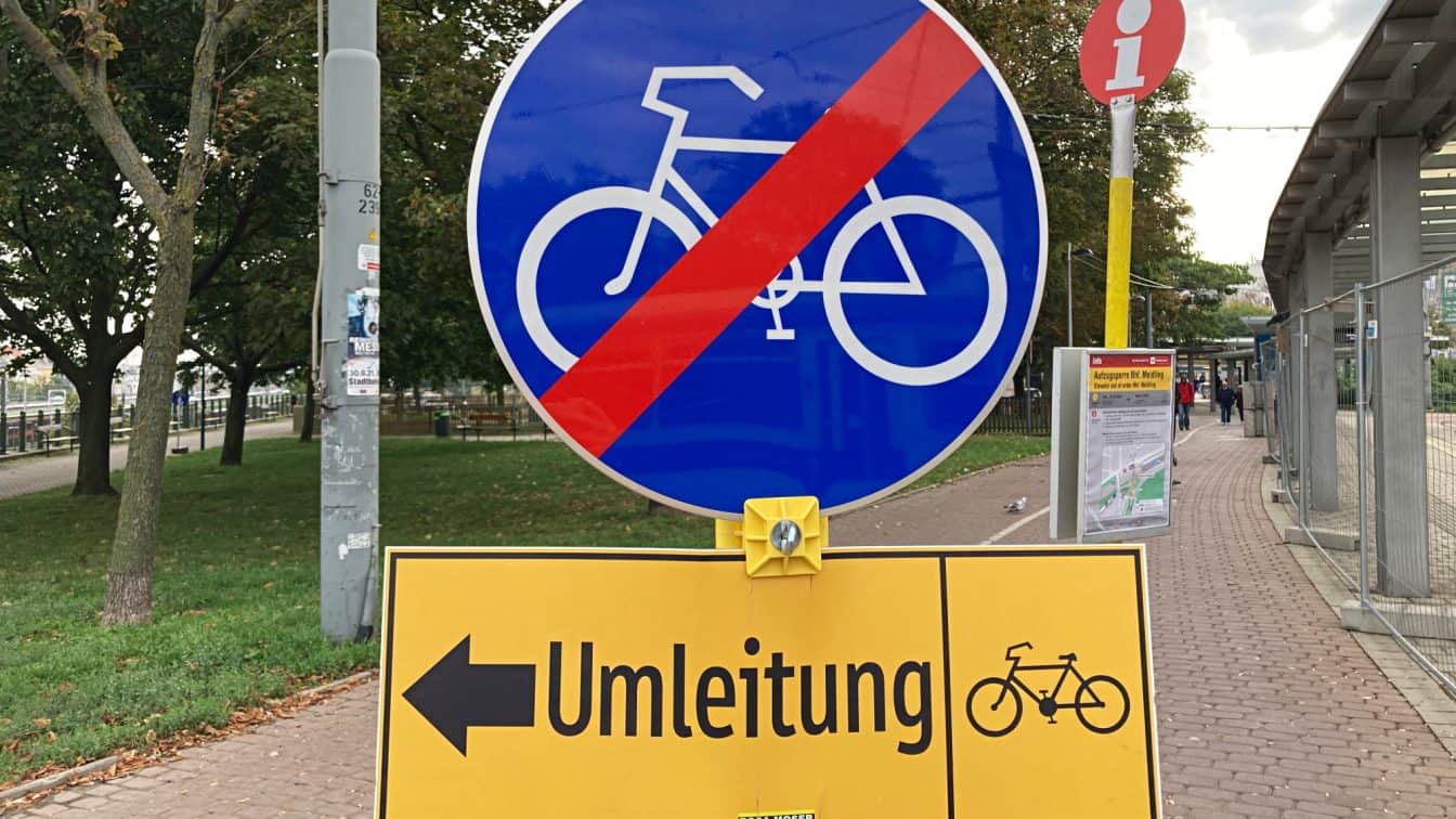 Straßenschild Radweg Ende und Umleitung (c) Alissa Hacker | 1000things Straßenschild Radweg Ende und Umleitung (c) Alissa Hacker | 1000things