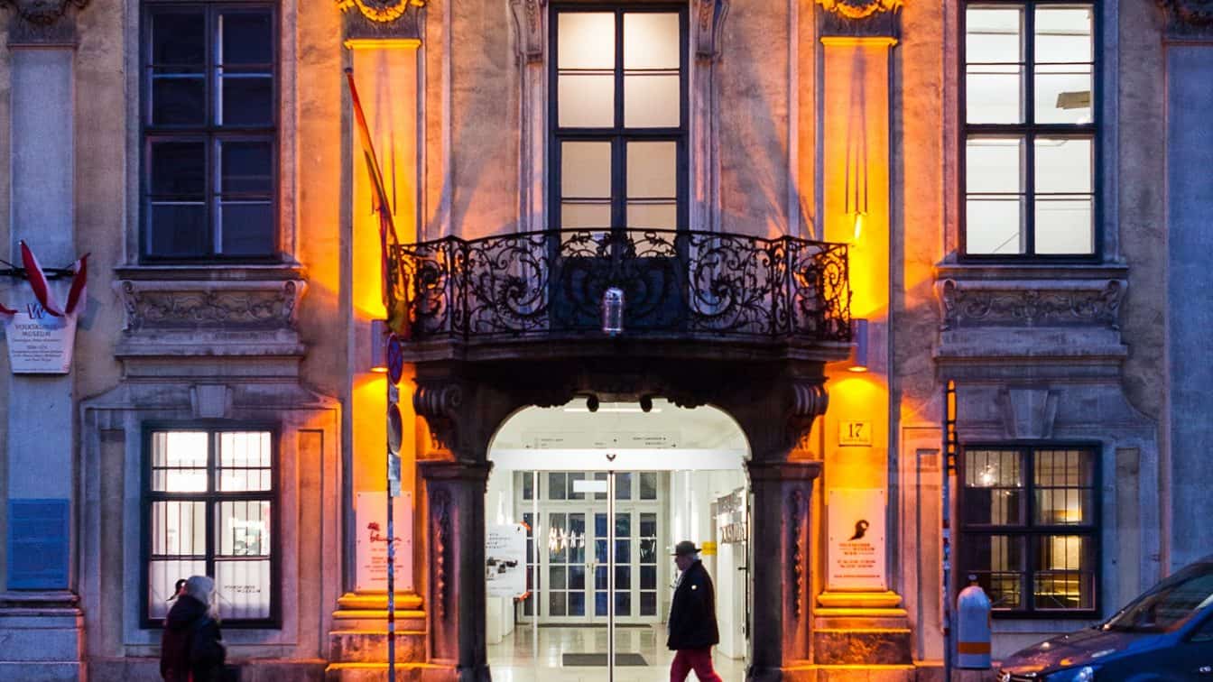 Das Volkskundemuseum erstrahlt anlässlich der Kampagne Orange the World gegen Gewalt an Frauen in orange. (c) Kollektiv Fischka | Steffi Freynschlag | Volkskundemuseum Wien Das Volkskundemuseum erstrahlt in orange – als Zeichen gegen Gewalt an Frauen.