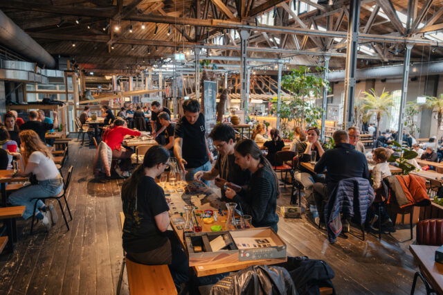 Brettspiele in Wien: Brettspielsonntag im Gleis//Garten, organisiert vom Verein Paradice