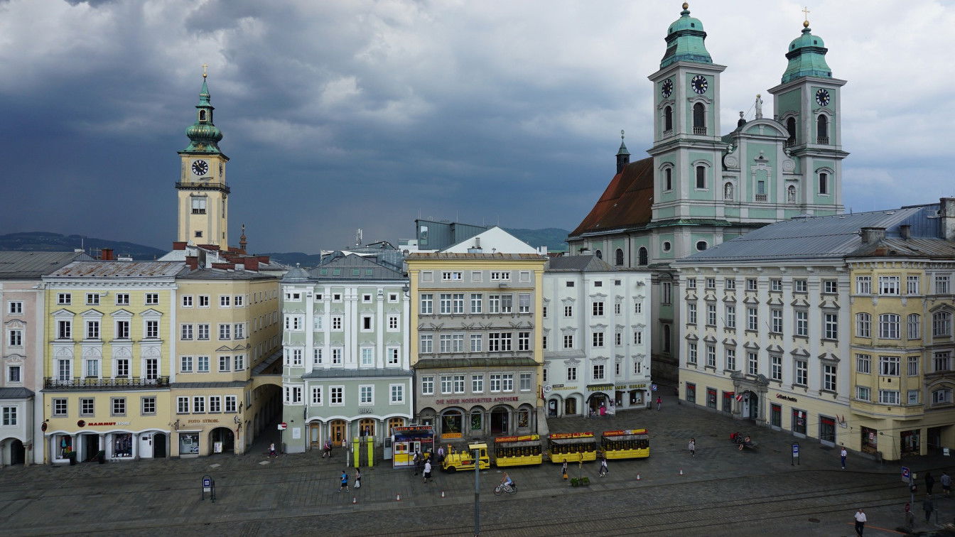 (c) Pixabay Linz Hauptplatz bewölkt