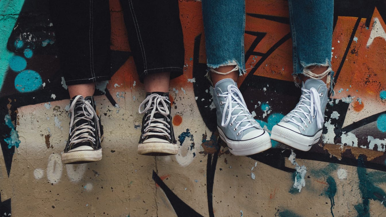 (c) Unsplash | Aedrian
https://unsplash.com/@aedrian Teenager auf einer Mauer mit Graffiti (c) Unsplash | Aedrian