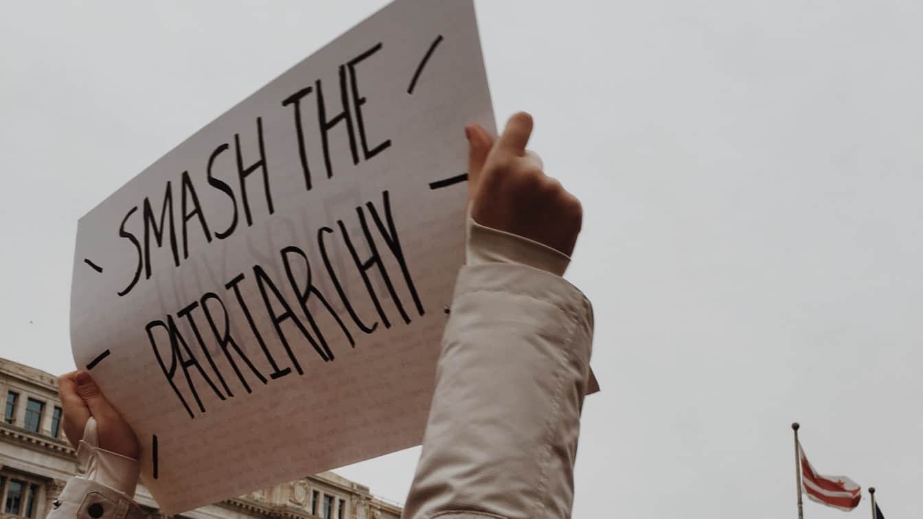 (c) Unsplash | chloe s. "Smash the Patriarchy" zu lesen. (c) Unsplash | chloe s.