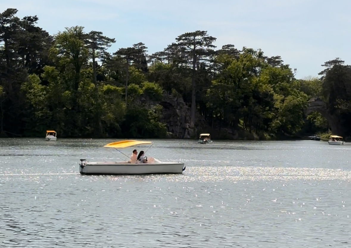 Boot fahren im Schlosspark Laxenburg.