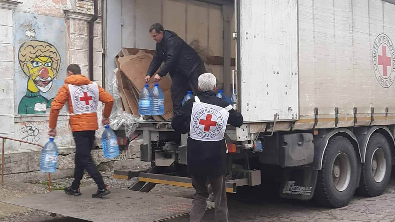 22.Februar 2022. Hilfskräfte des Internationalen Komitees vom Roten Kreuz verteilen Wasser in Donetsk. Nach der Zerstörung von Pumpstationen sind insgesamt eine Million Menschen von der Wasserversorgung abgeschnitten. In Mariupol, wo es immer wieder Stromausfälle gibt, werden Kerzen verteilt. (c) ICRC Hilfe in der Ukraine – Rotes Kreuz (c) ICRC