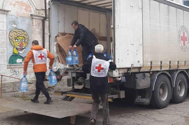22.Februar 2022. Hilfskräfte des Internationalen Komitees vom Roten Kreuz verteilen Wasser in Donetsk. Nach der Zerstörung von Pumpstationen sind insgesamt eine Million Menschen von der Wasserversorgung abgeschnitten. In Mariupol, wo es immer wieder Stromausfälle gibt, werden Kerzen verteilt. (c) ICRC Hilfe in der Ukraine – Rotes Kreuz (c) ICRC