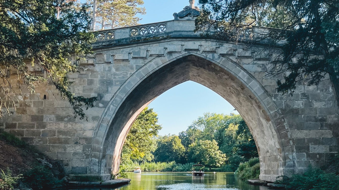(c) Michelle Doninger | 1000things Das Schloss Laxenburg und sein Gewässer starten in die Früglingssaison.