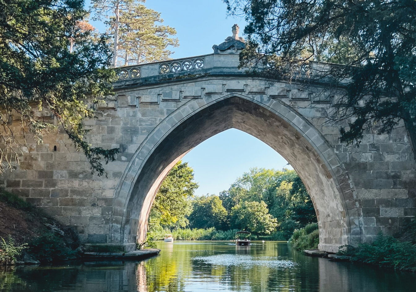 Das Schloss Laxenburg und sein Gewässer starten in die Früglingssaison.