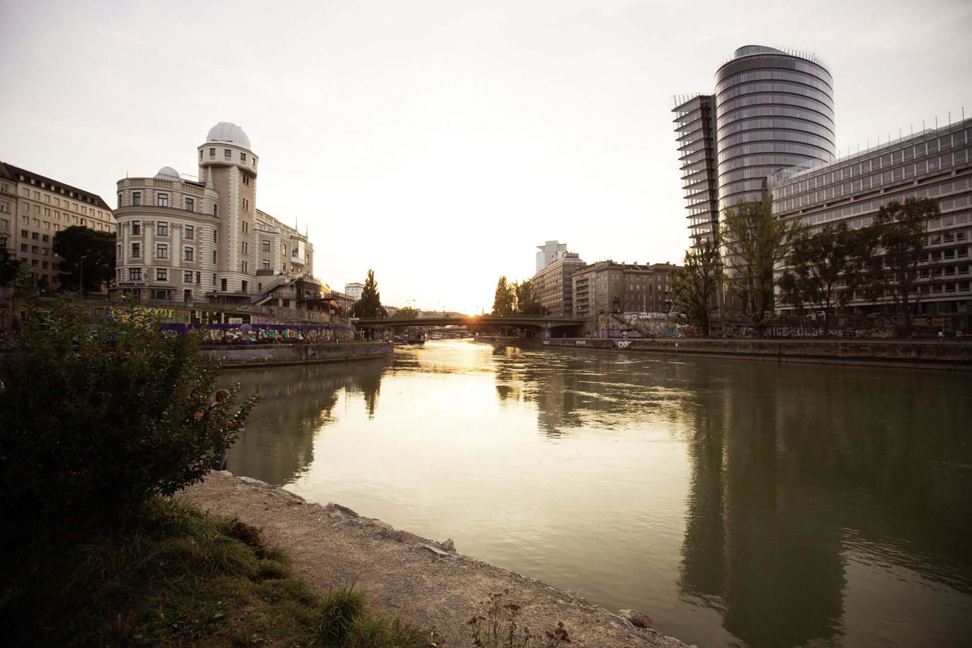Sonnenuntergang in Wien anschauen: Strandbar Herrmann, Donaukanal / Strandbar Herrmann,
Danube Canal, 1010