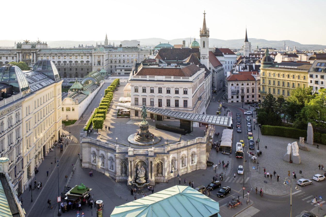 Sonnenuntergänge in Wien: Blick auf die Albertina und die Altstadt / View to the old town, 1010
