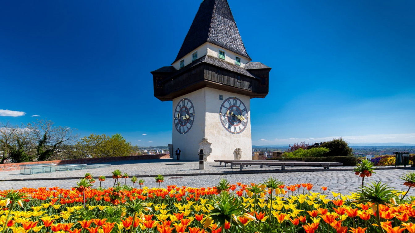 (c) Graz Tourismus - Harry Schiffer Graz Uhrturm im Fruhling