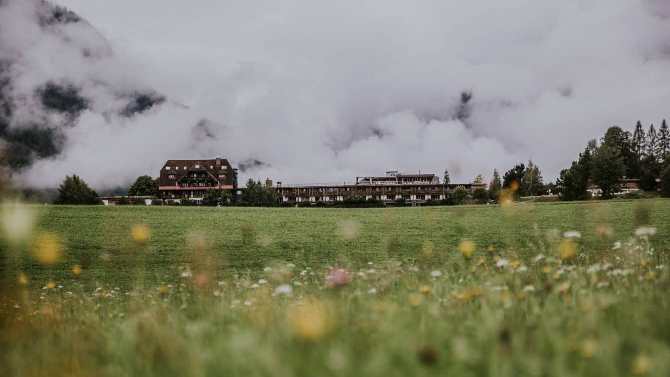 (c) Tina Reiter DIE WASNERIN Außenansicht Blick vom Golfplatz