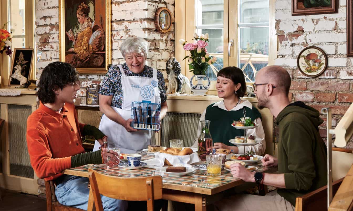 Vollpension bald auch in Graz - eine Seniorin arbeitet in dem Generationencafé in Wien