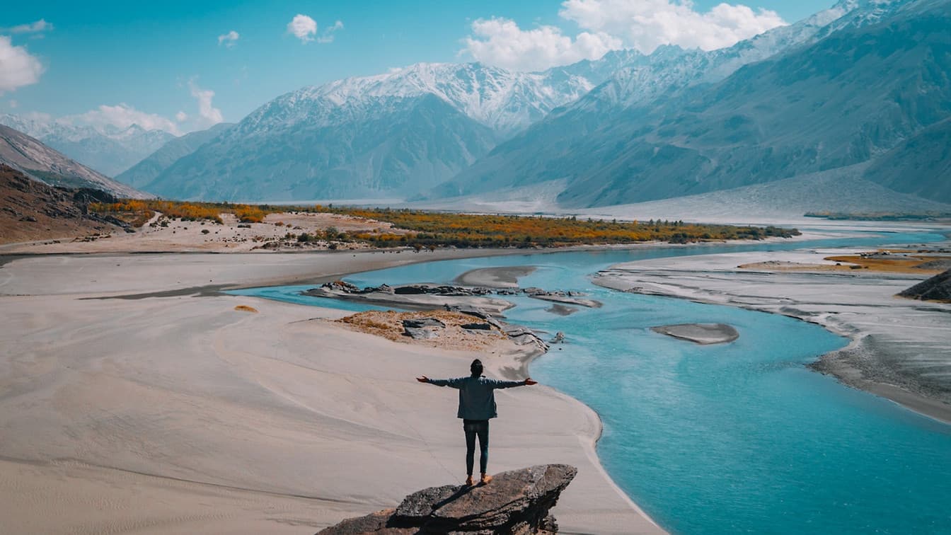 https://pixabay.com/de/photos/landschaft-berg-wasser-mann-person-2990060/ Alleine Reisen
