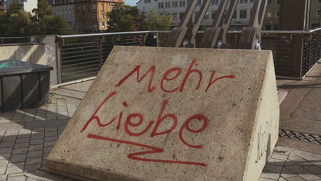 (c) Julia Cheperis | Unsplash Mehr Liebe
