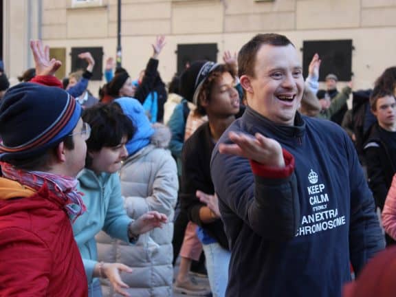 Simon Couvreur beim Tanz-Flashmob zum Welt-Downsyndrom-Tag (c) Theresa-Marie Stütz | andererseits