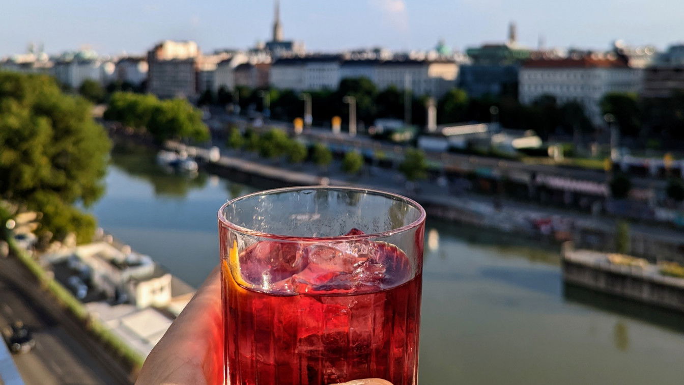 (c) Michael Simmer | 1000things Istros Rooftop Bar Wien Negroni