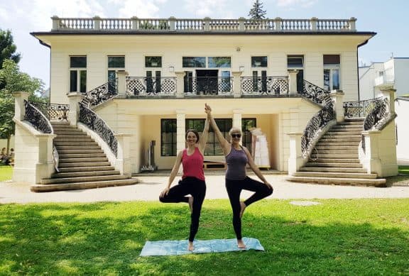 Yoga im Garten der Klimtvilla